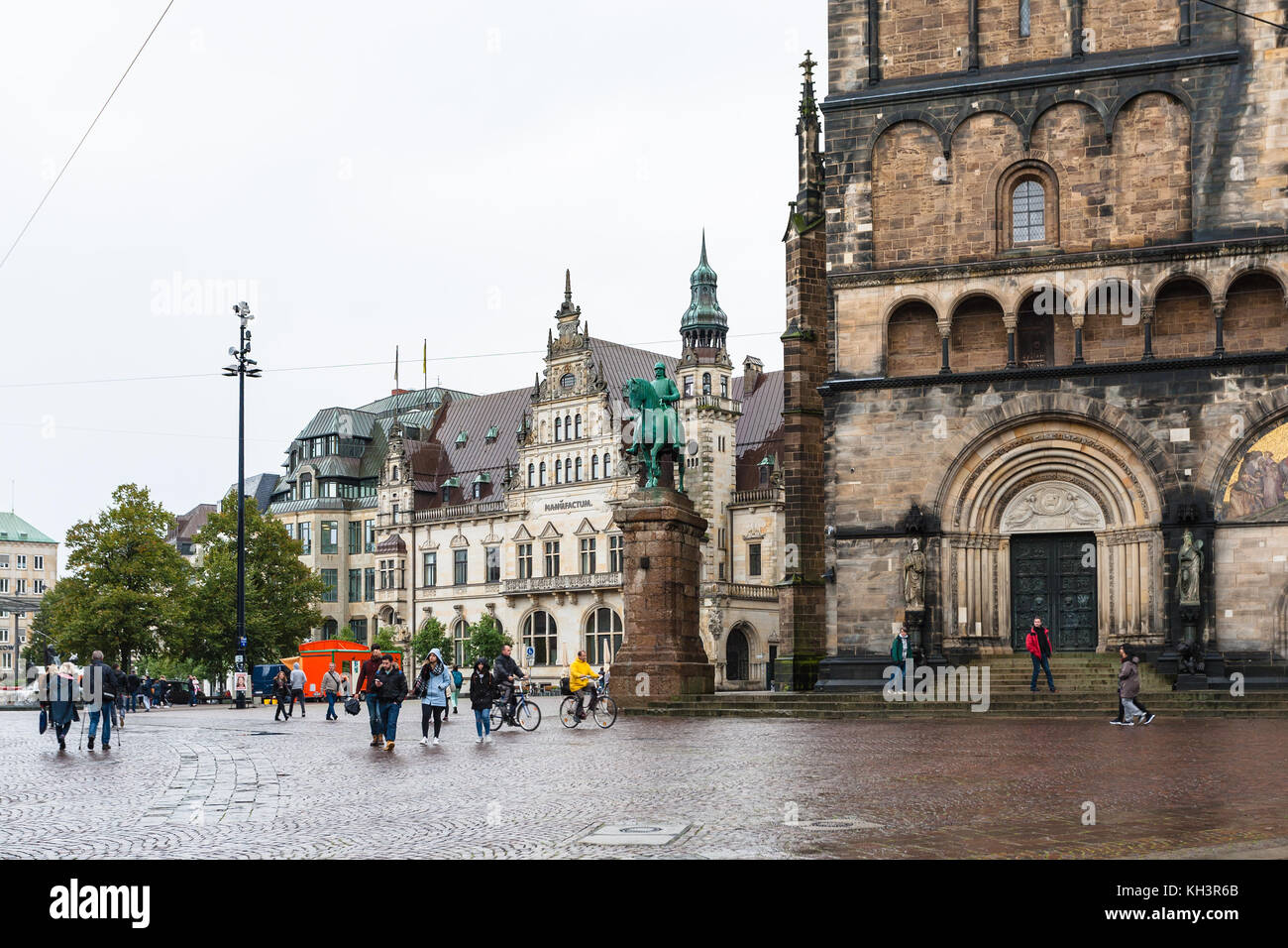 BRÊME, ALLEMAGNE - 16 SEPTEMBRE 2017 : personnes près du monument de Bismarck et de la cathédrale sur Bremer Marktplatz (place du marché de Brême) sous la pluie. Le carré est s Banque D'Images