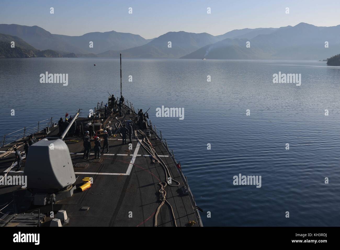 La classe Arleigh Burke destroyer lance-missiles USS Donald Cook (DDG 75) départs Aksaz, Turquie, pour e Banque D'Images