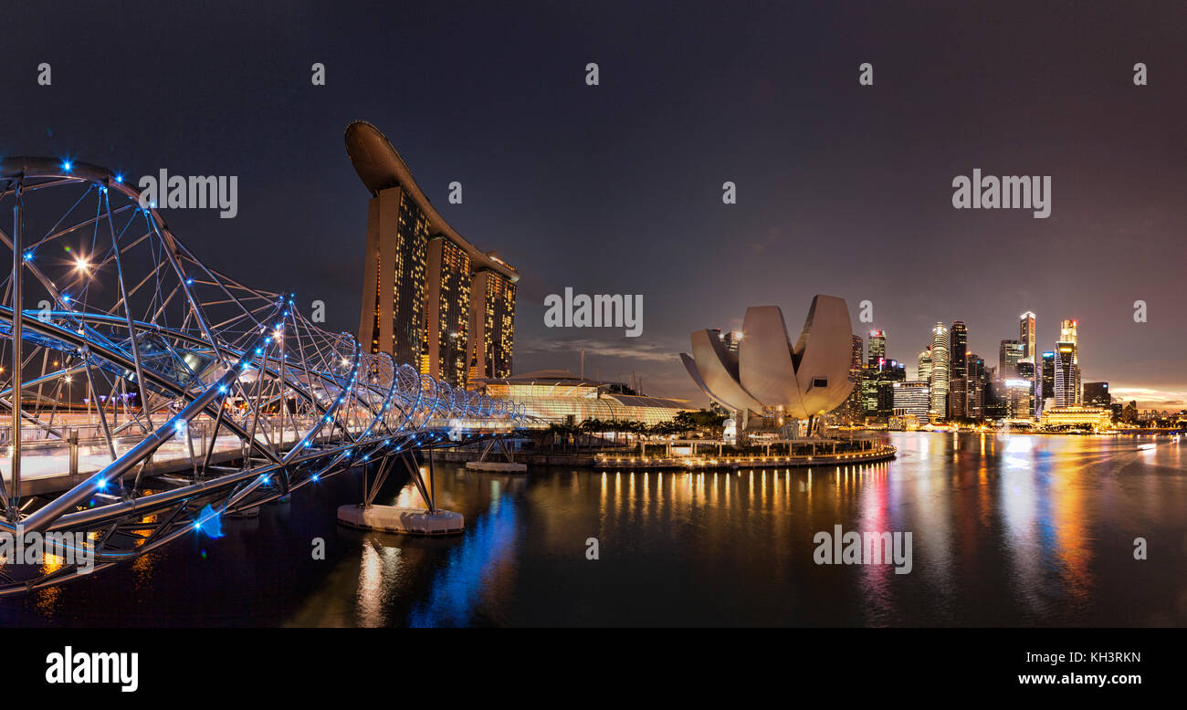 Vue sur la marina bay, Singapour, avec la passerelle helix, Marina Bay Sands Hotel et musée artscience. Banque D'Images