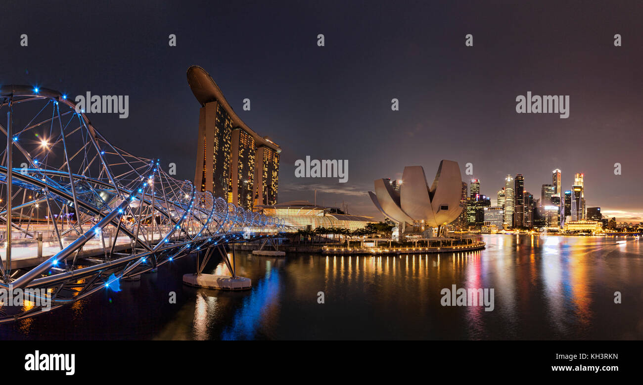 Vue sur Marina Bay, Singapour, avec la passerelle Helix, l'hôtel Marina Bay Sands et le musée ArtScience. Banque D'Images