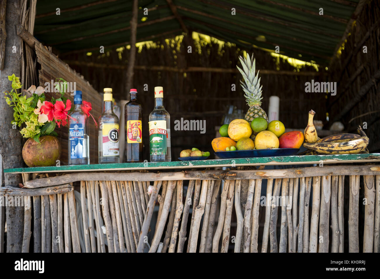 BAHIA, BRÉSIL - 11 FÉVRIER 2016 : cabane de bar rustique brésilien vend des boissons alcoolisées à base de fruits tropicaux. Banque D'Images