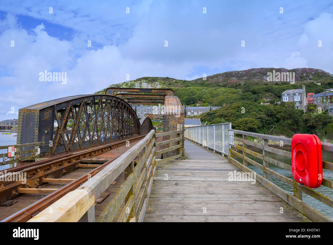 Le pont de chemin de fer avec sentier public à Barmouth, Gwynedd, Pays de Galles, Royaume-Uni Banque D'Images