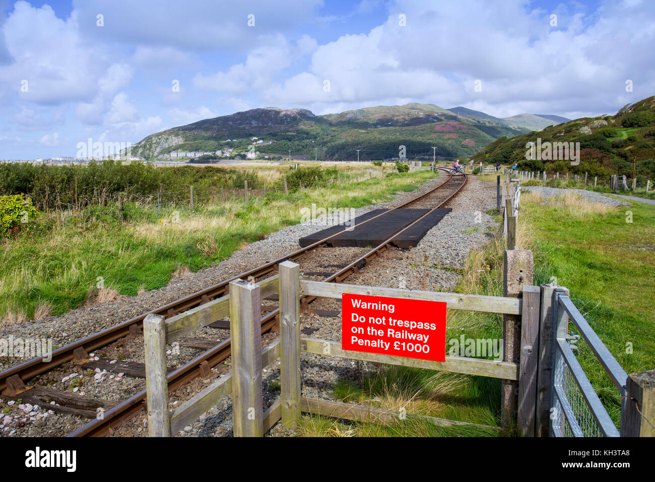 Ne pas forcer sur le panneau d'avertissement de chemin de fer à Barmouth Gwynedd Wales UK Banque D'Images