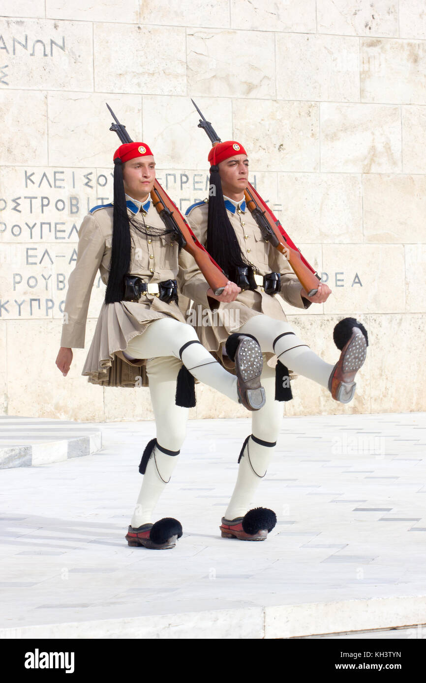 La garde présidentielle grecque appelée tsoliades habillés en uniforme traditionnel au monument du Soldat inconnu en face du parlement grec Banque D'Images
