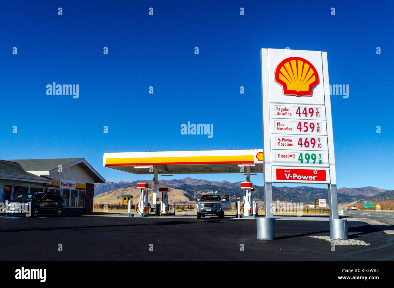 Un panneau indiquant le prix élevé de l'essence à Bridgeport Californie une ville isolée dans la partie Est de la Sierra Nevada et le siège du comté de comté de Mono. Banque D'Images