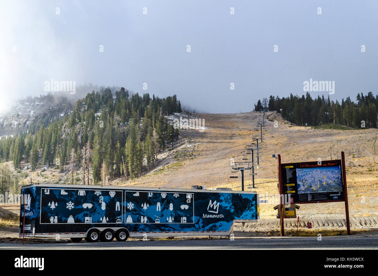 L'une des remontées mécaniques de Mammoth Mountain Ski Area comme la première tempête de la saison vient en novembre 2017 Banque D'Images