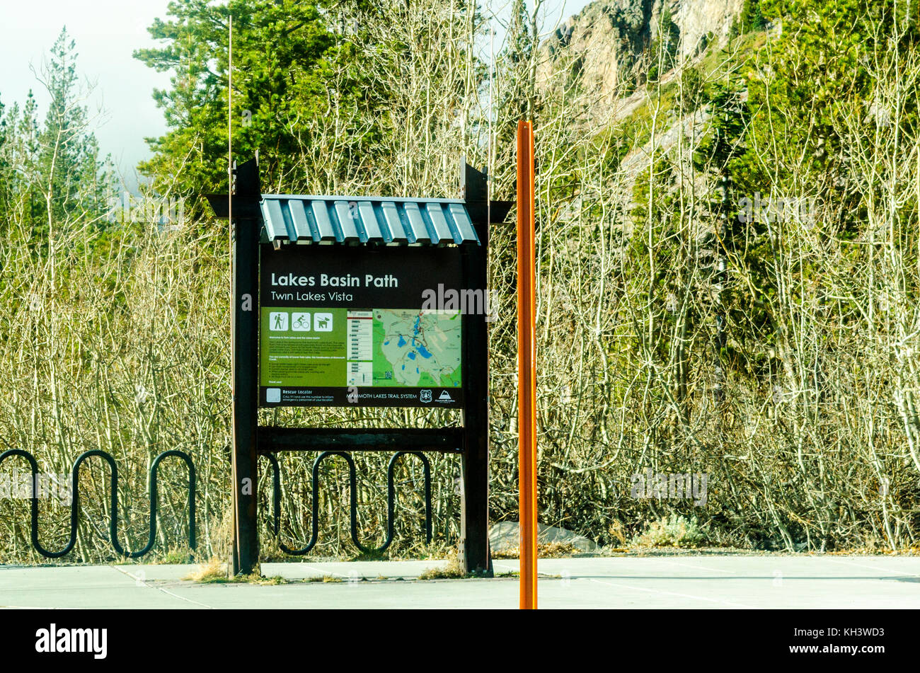 Un signe pour le sentier de randonnée du bassin de la Mammoth Lakes de pistes dans la partie Est de la Sierra Navada montagnes d'Calfiornia Banque D'Images