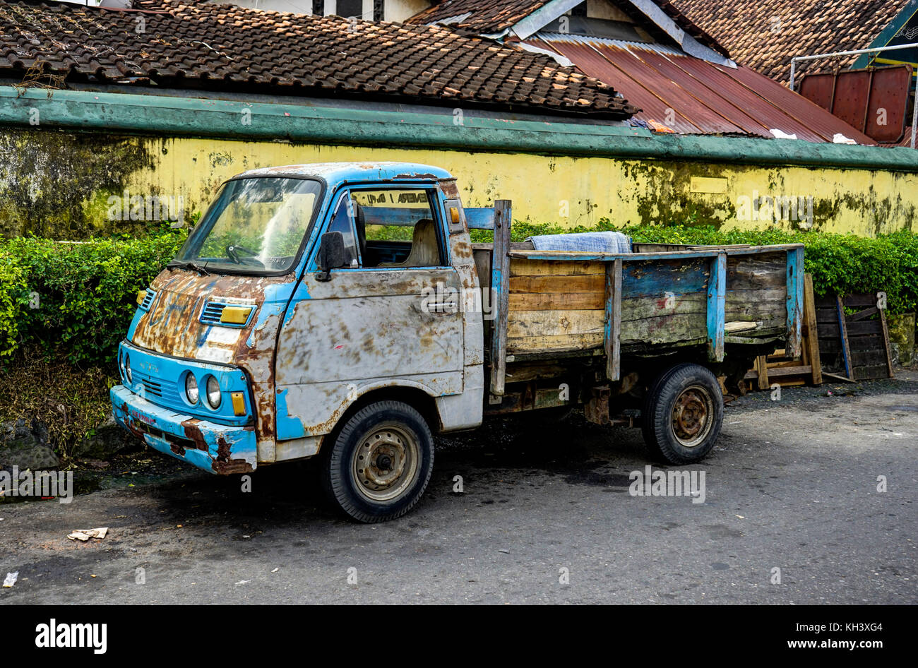 Vieux camion rouillé et voiture à Jepara Indonésie Banque D'Images