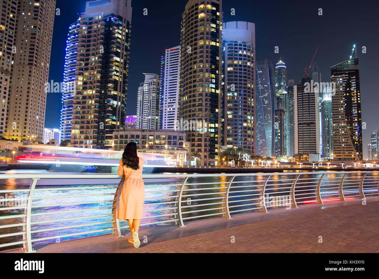 Girl enjoying Dubaï marina vue nocturne des gratte-ciel modernes Banque D'Images