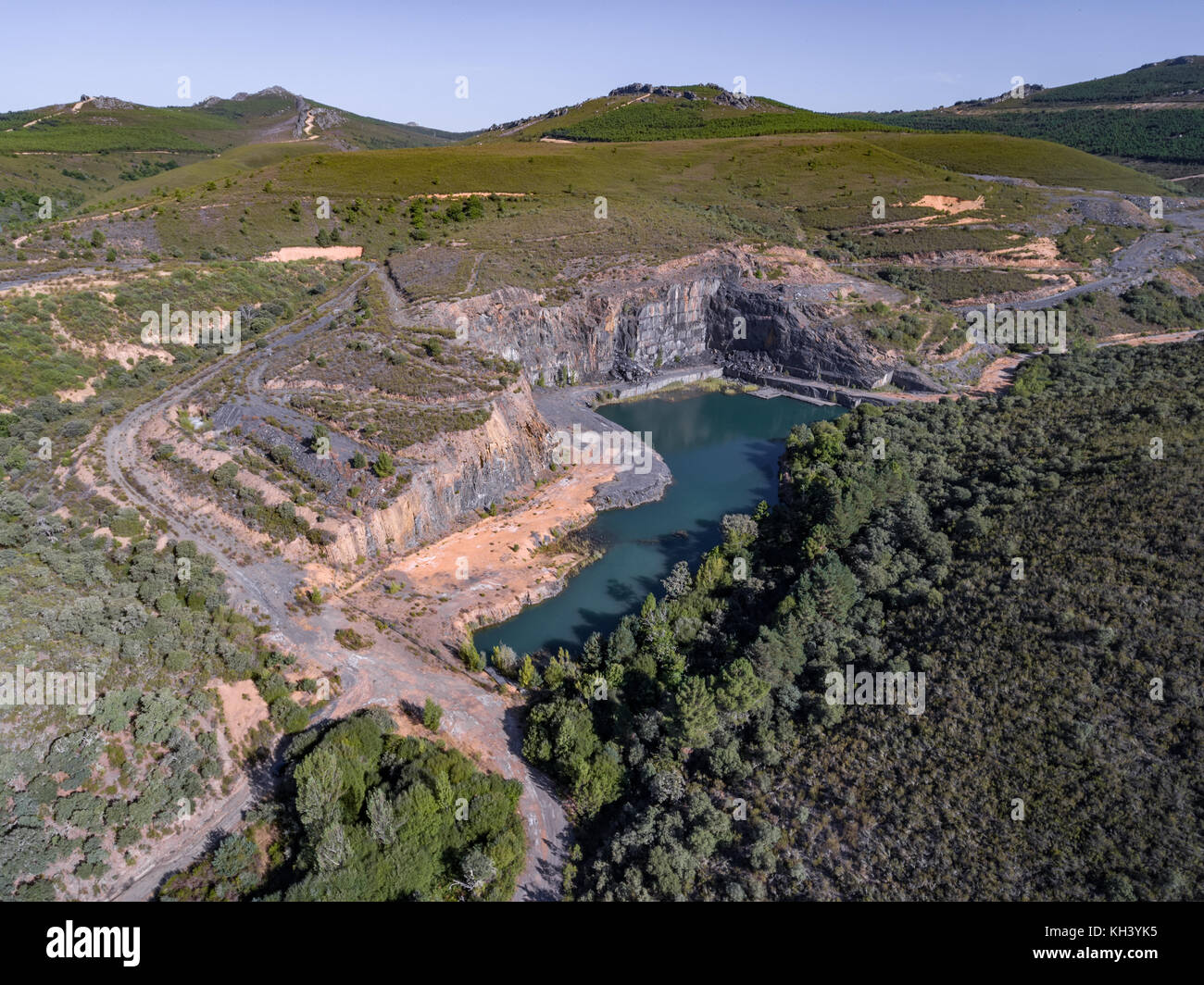 Vue aérienne de la mine d'ardoise abandonnés et étang Banque D'Images