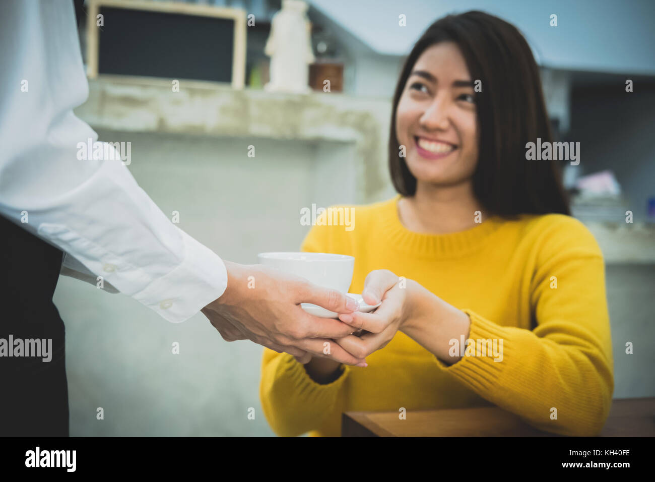 Close-up d'une serveuse de servir une tasse de café. focus sélectif. café restaurant service, industrie alimentaire et des boissons concept. Banque D'Images