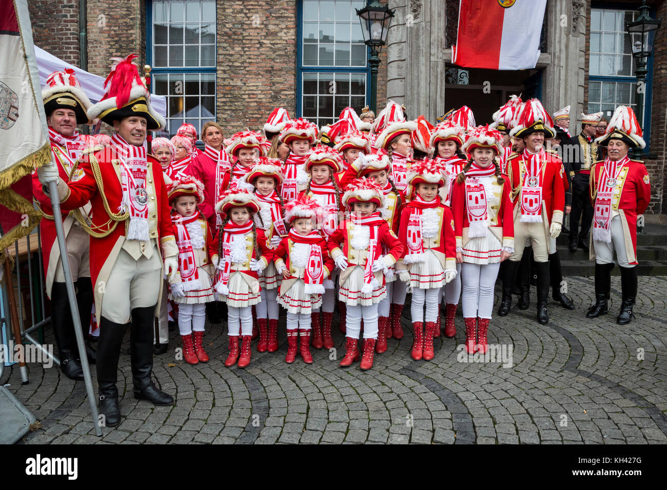 La saison du carnaval allemand commence traditionnellement par l'événement Hoppeditz Erwachen le 11 novembre à Düsseldorf, en Allemagne, et se déroule à Ash mercredi l'année suivante. Tanzmariechen traditionnel, danseuses de majorette. Banque D'Images
