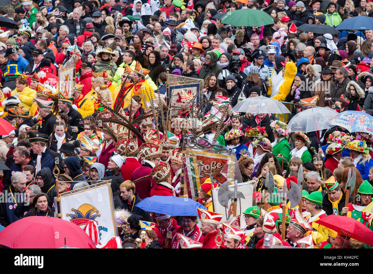 La saison du carnaval allemand commence traditionnellement par l'événement Hoppeditz Erwachen le 11 novembre à Düsseldorf, en Allemagne, et se déroule à Ash mercredi l'année suivante. Banque D'Images