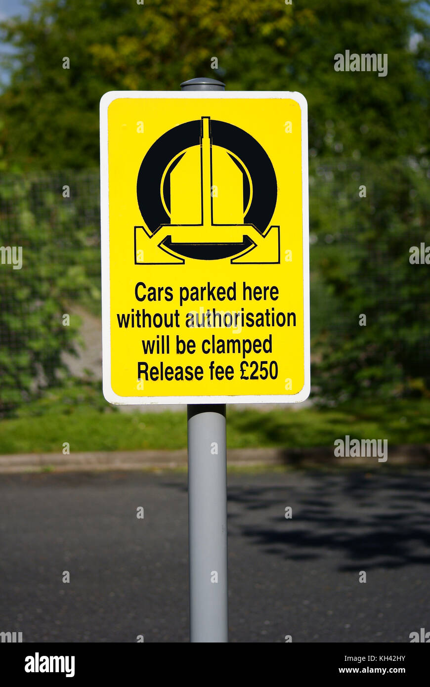 Serrage de roue montrant un signe de mort libération de 250 £ au Royaume-Uni Banque D'Images