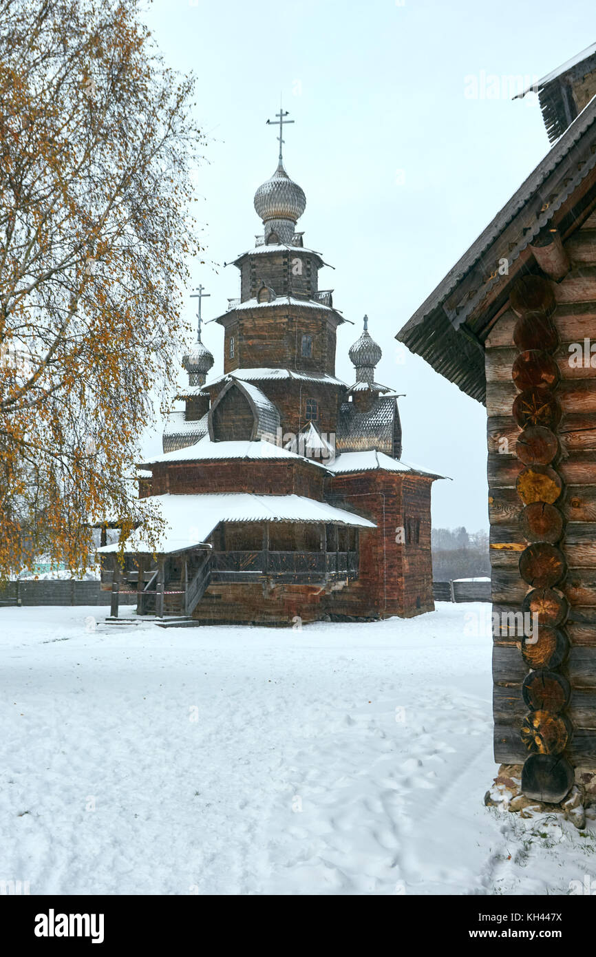 Suzdal, Russie - 5 novembre 2016 : Musée de l'architecture en bois et de la vie paysanne. Église de la Transfiguration construite en 1756. C'est un monument de bois Banque D'Images