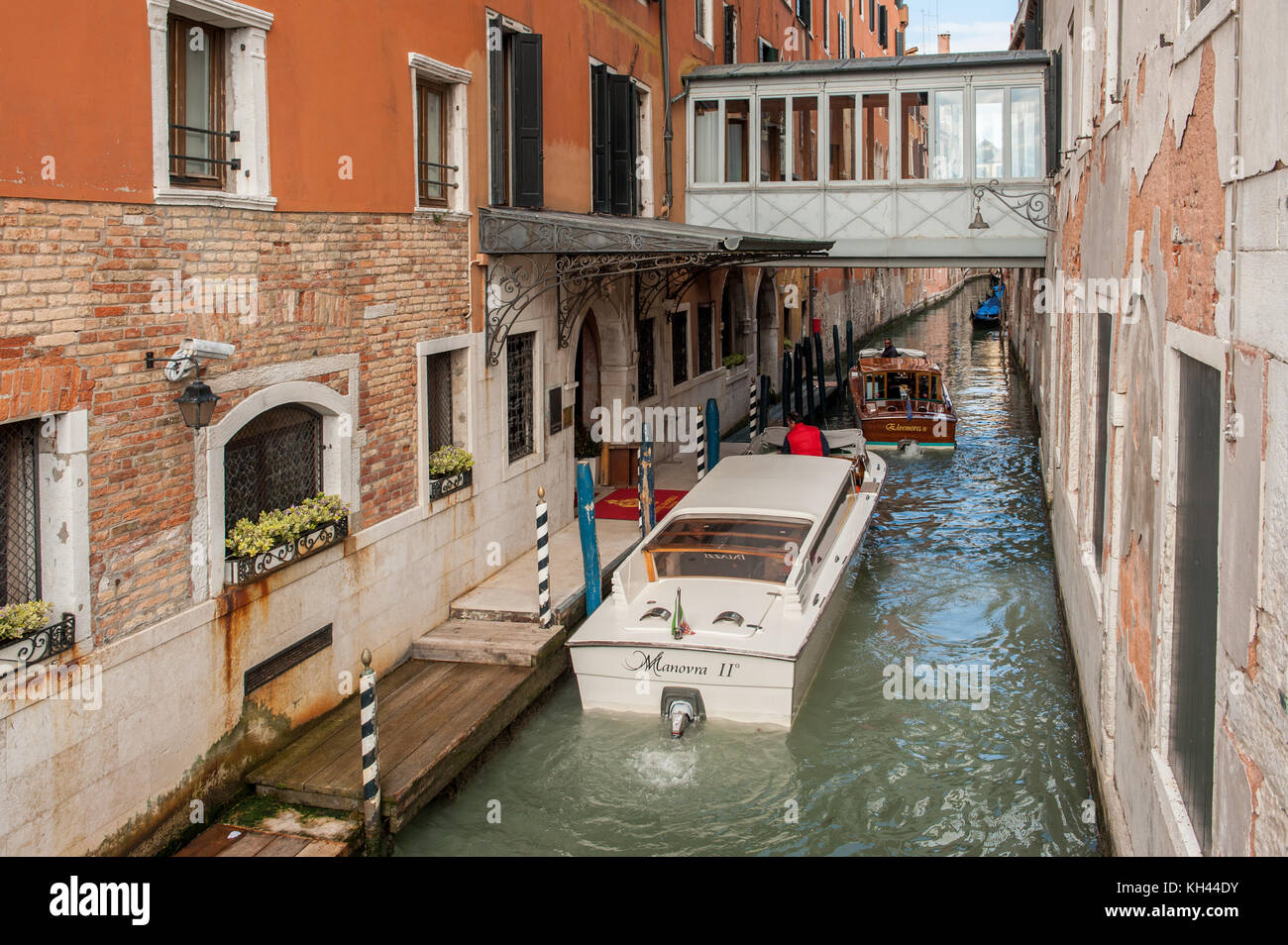 Bateau taxi à l'atterrissage à célèbre luxury hotel danieli à Venise. Venise est une destination touristique majeure en Italie. Banque D'Images