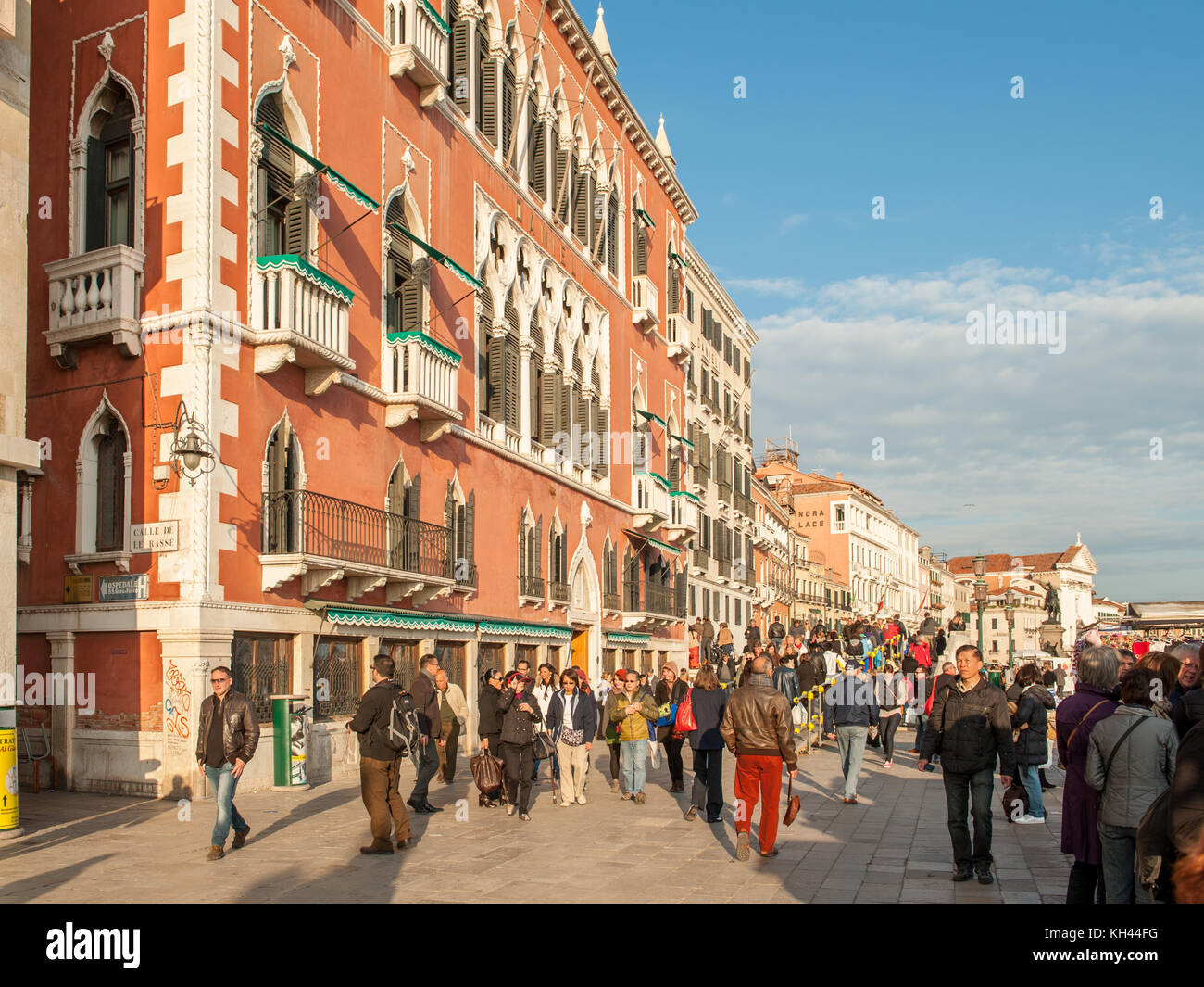 Touristes appréciant une promenade devant l'Hôtel Danieli à San Marco. Venise est une destination touristique majeure en Italie. Banque D'Images