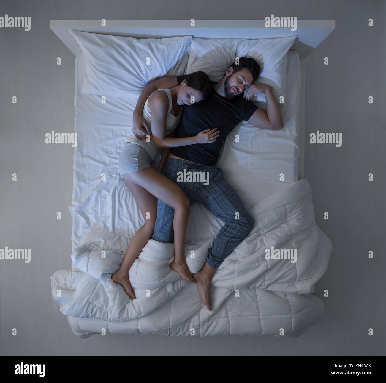 Couple aimant dormir dans la chambre à coucher et s'étreindre, concept de vie, vue du dessus Banque D'Images