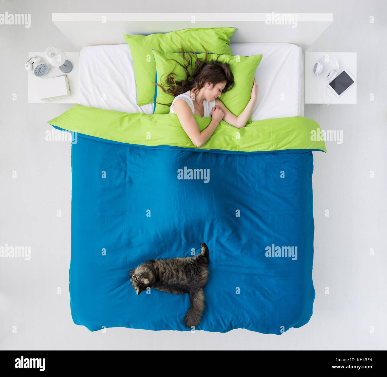 Jeune femme dormir dans sa chambre avec son chat, vue du dessus Banque D'Images