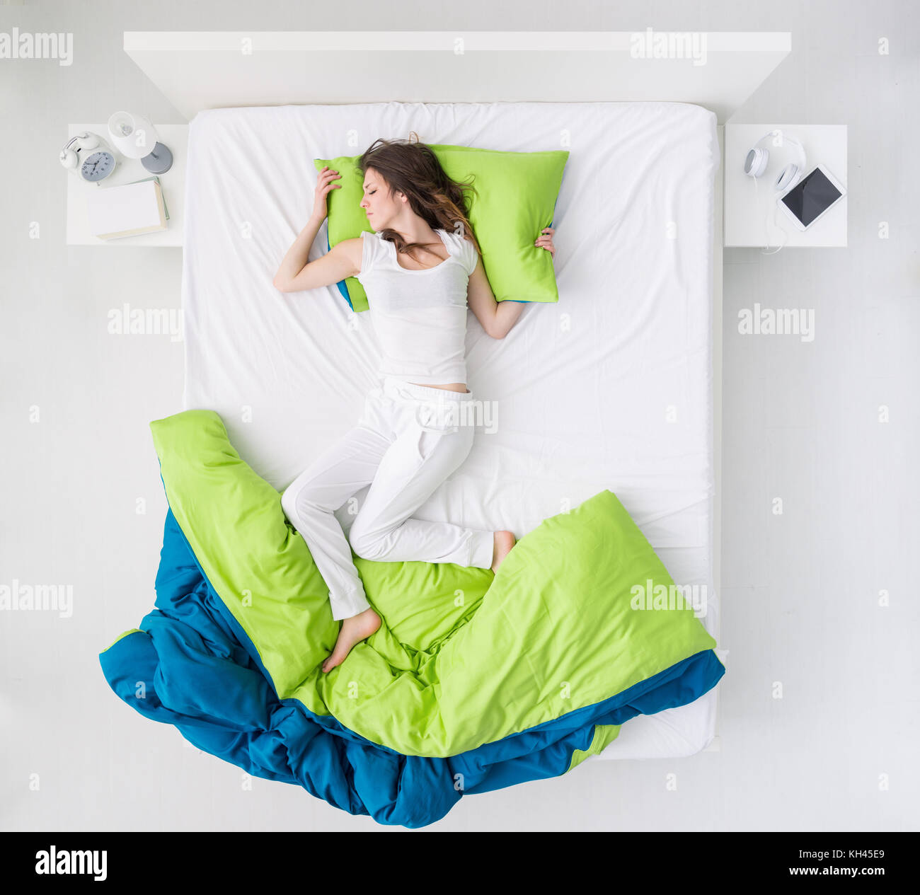 Femme dormir et rêver nerveux sur un lit, sommeil agité et les troubles du sommeil concept, vue d'en haut Banque D'Images