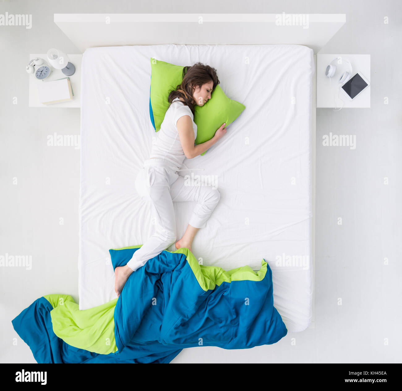 Femme dormir et rêver nerveux sur un lit, sommeil agité et les troubles du sommeil concept, vue d'en haut Banque D'Images