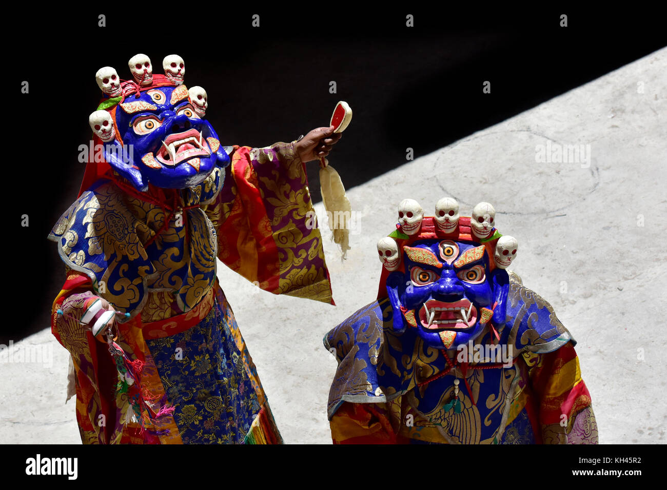 Danse Danse cham, de moines bouddhistes dans d'anciens masques religieux, le monastère de Karsha gonpa, zanskar, Himalaya. Banque D'Images