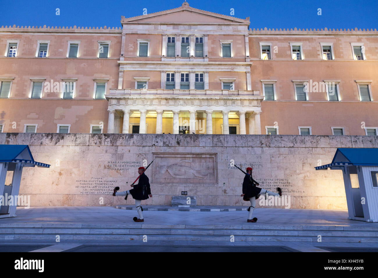 Athènes, Grèce - Novembre 2, 2017 : partie de la garde présidentielle, evzones, défiler devant le parlement grec sur la place Syntagma. l'evzoni sont un Banque D'Images