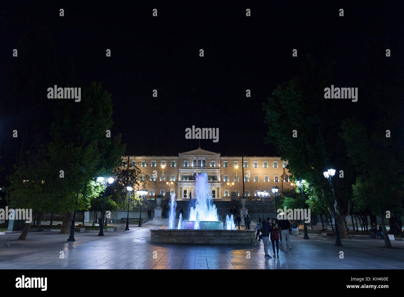 Athènes, Grèce - Novembre 2, 2017 : la place Syntagma avec le Parlement bâtiment en arrière-plan à prendre le soir. C'est l'un des principaux d'ladmarks Banque D'Images