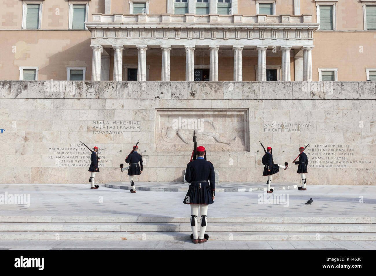 ATHÈNES, GRÈCE - 3 NOVEMBRE 2017 : la garde présidentielle grecque, Evzones, défilant devant le parlement grec sur la place Syntagma. Les Evzoni sont un Banque D'Images