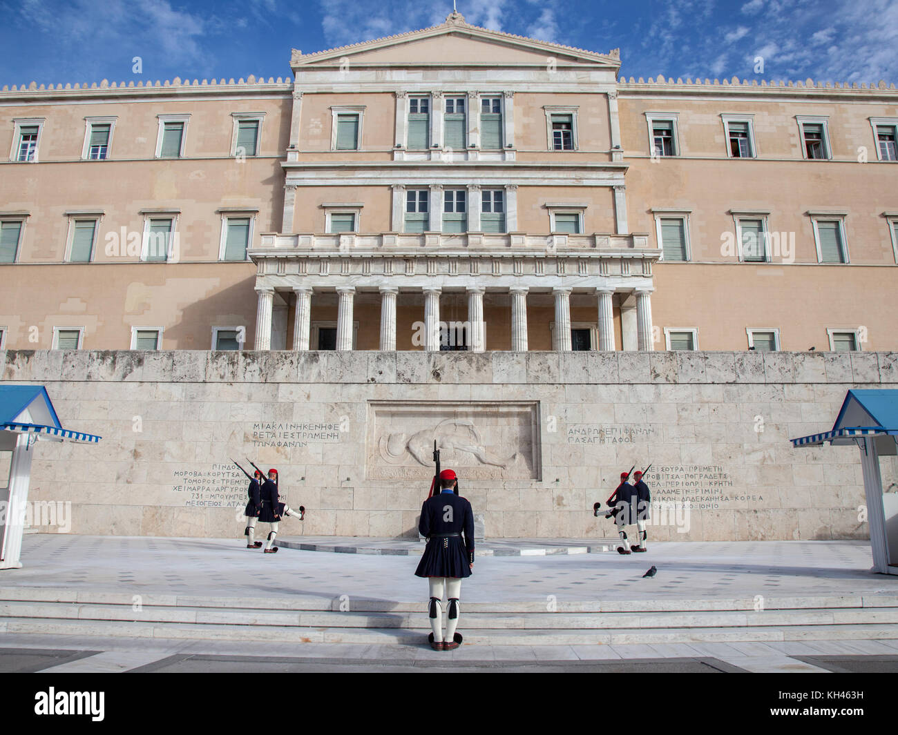 ATHÈNES, GRÈCE - 3 NOVEMBRE 2017 : la garde présidentielle grecque, Evzones, défilant devant le parlement grec sur la place Syntagma. Les Evzoni sont un Banque D'Images