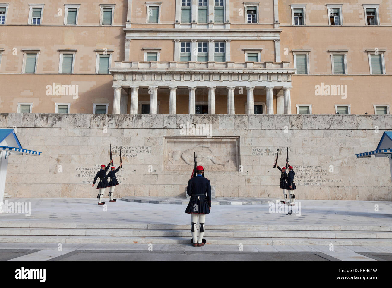 ATHÈNES, GRÈCE - 3 NOVEMBRE 2017 : la garde présidentielle grecque, Evzones, défilant devant le parlement grec sur la place Syntagma. Les Evzoni sont un Banque D'Images