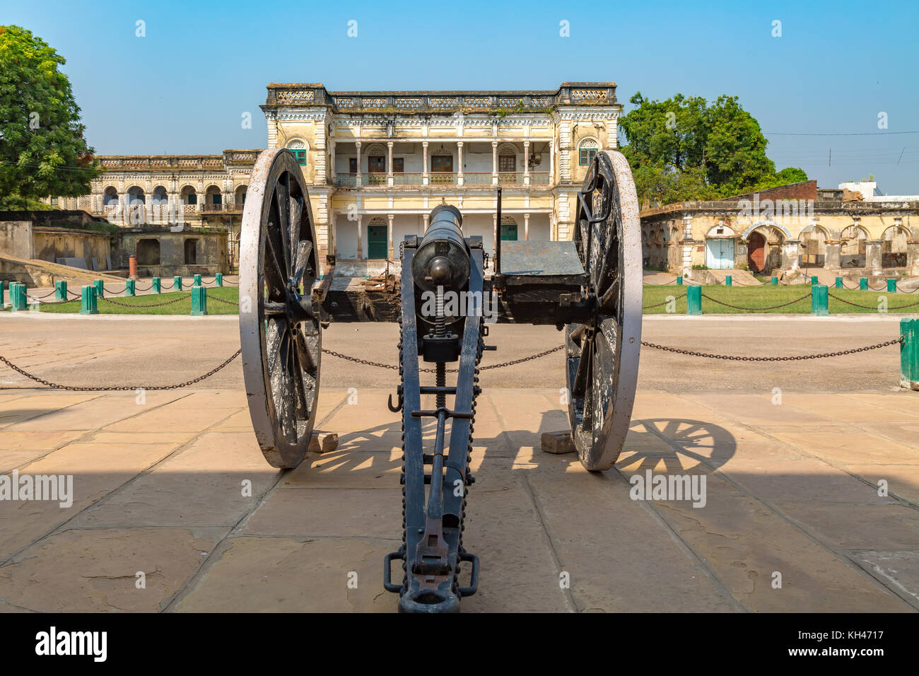 Canon guerre antique sur la cour intérieure d'un bâtiment résidentiel à royal fort ramnagar, Varanasi inde. photographie tourné en focus sélectif. Banque D'Images