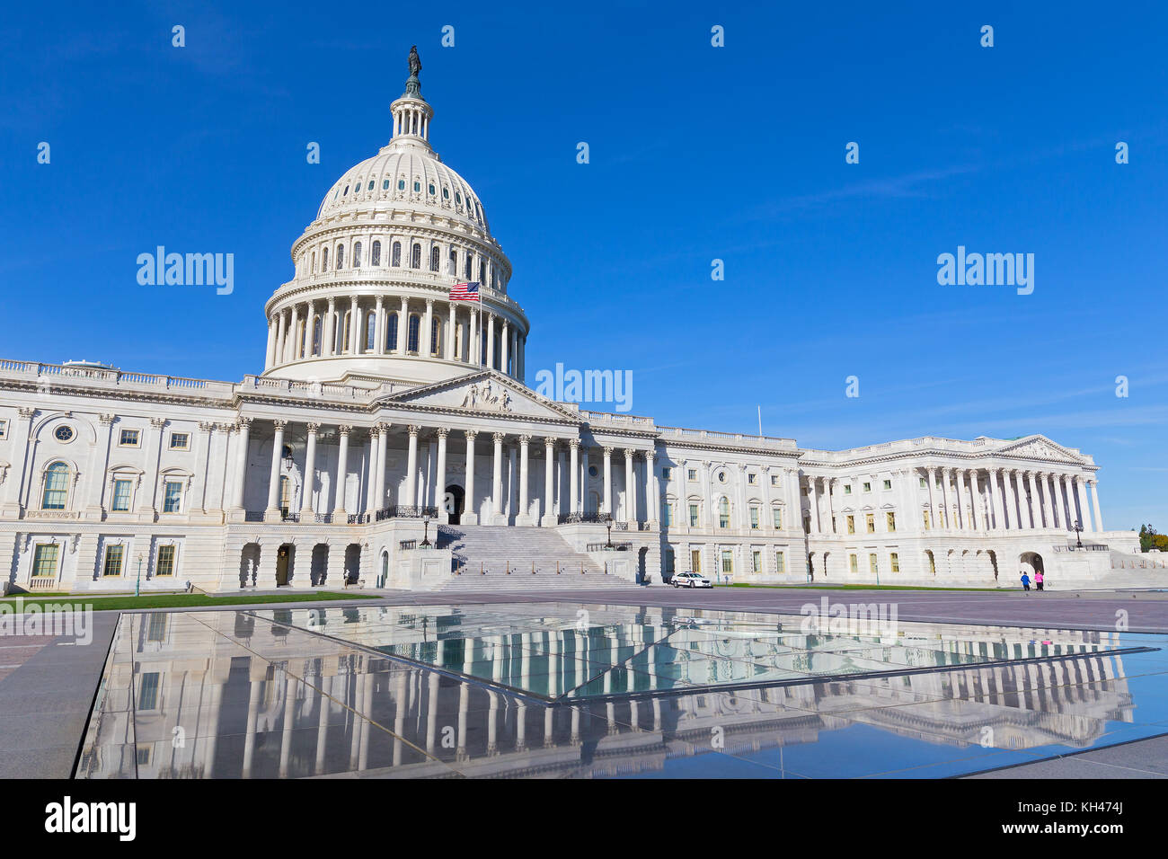 Le Capitole des États-Unis par un matin vif et venteux à la fin de l'automne. Reflet du bâtiment du Capitole à Washington DC, USA. Banque D'Images
