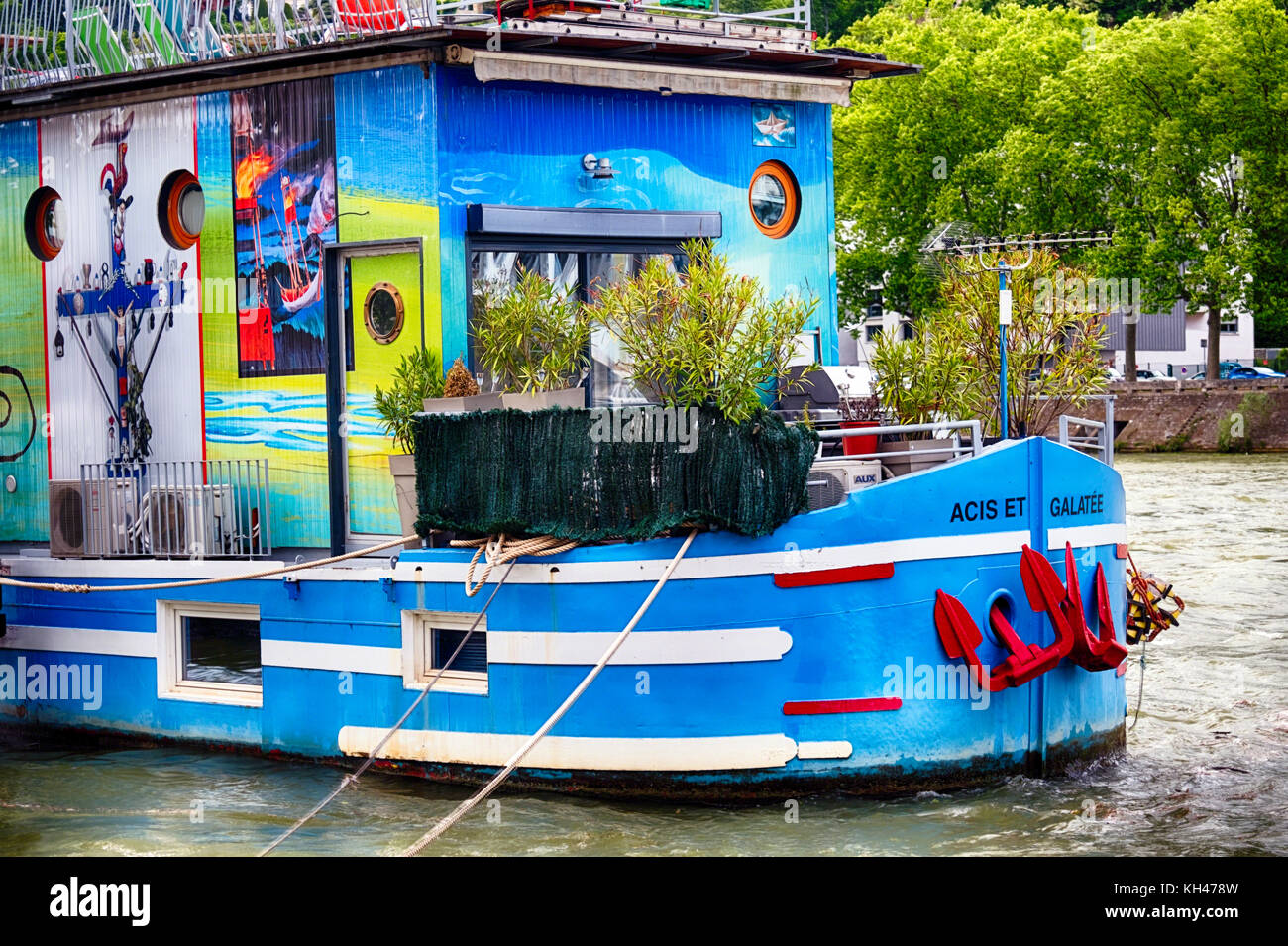 Péniche colorée sur la Saône, Lyon, France Banque D'Images