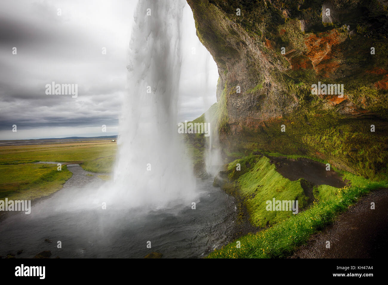 Vue de la cascade de seljalandafoss derrière d'une grotte, l'islande Banque D'Images
