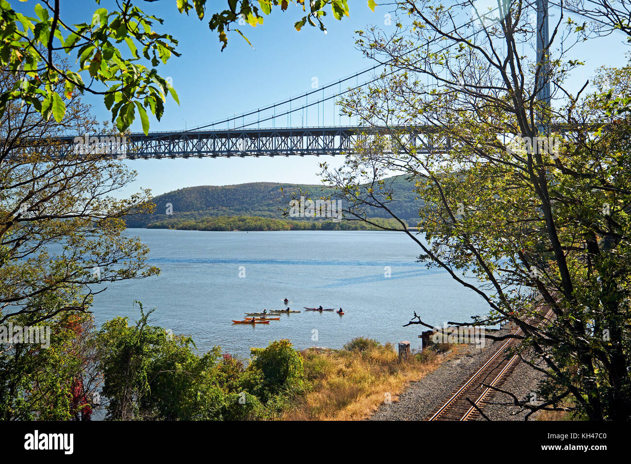 Groupe de kayakistes se reposent sous le pont, Bear Mountain, ft Montgomery, new york Banque D'Images