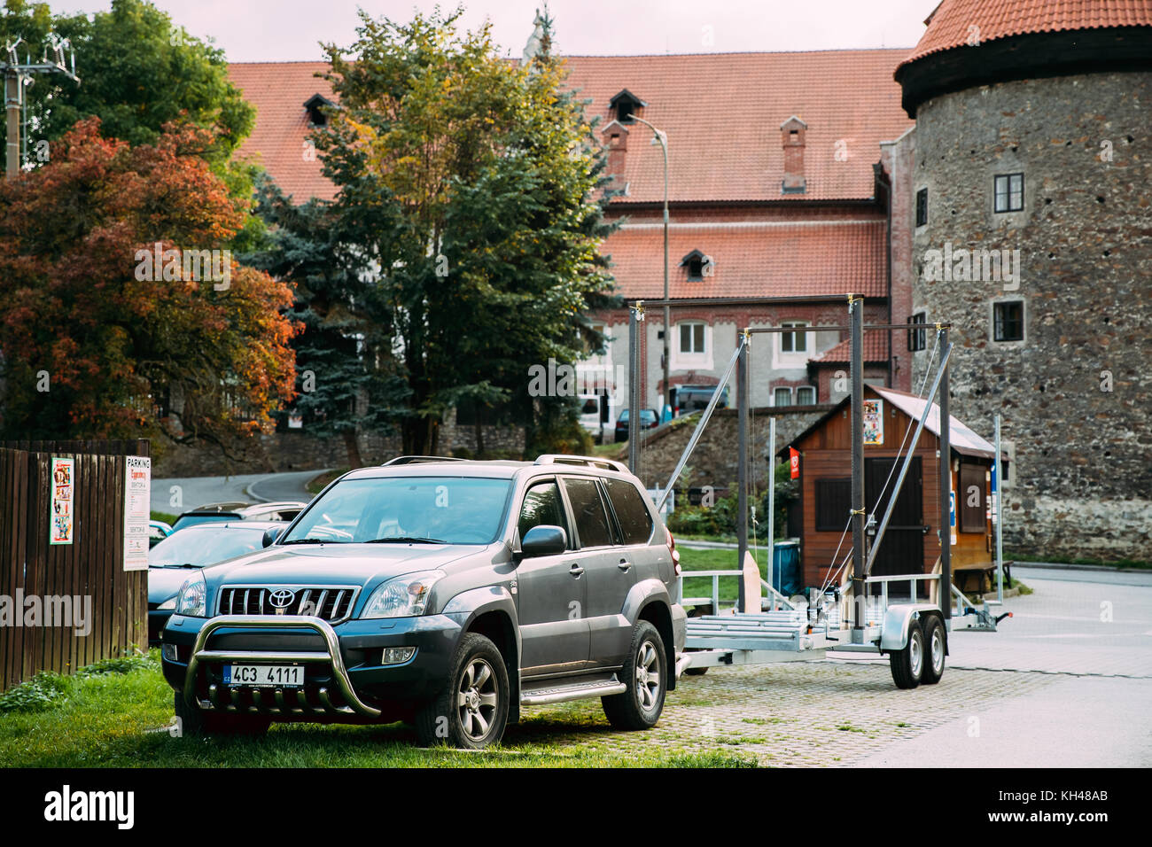 Cesky Krumlov, République tchèque - Le 25 septembre 2017 : Toyota Land cruiser prado 120 serie de voiture avec remorque métallique gris stationné dans la rue. Banque D'Images