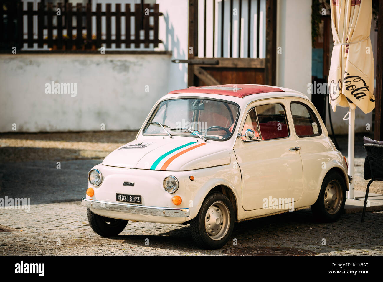 Cesky Krumlov, République tchèque - Le 27 septembre 2017 : avis d'ancienne rétro vintage blanc couleur fiat nuova 500 parking à street Banque D'Images