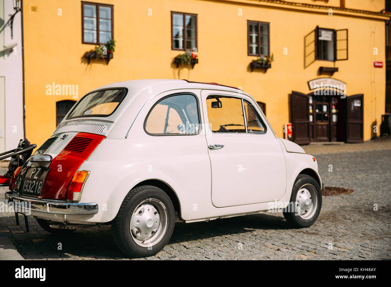 Cesky Krumlov, République tchèque - Le 27 septembre 2017 : avis d'ancienne rétro vintage blanc couleur fiat nuova 500 parking à street Banque D'Images
