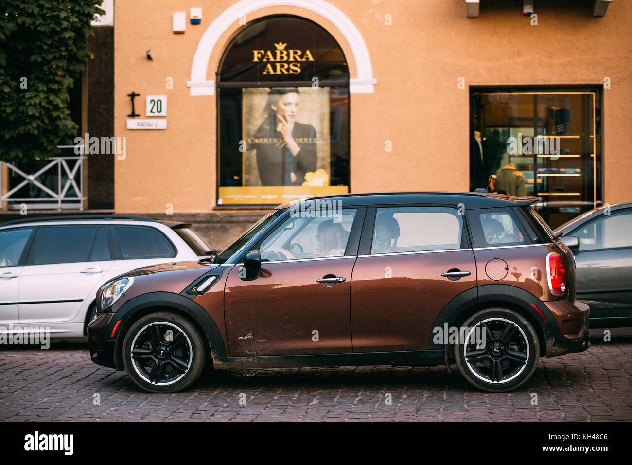 Vilnius, Lituanie - 29 septembre 2017 : couleur marron Mini cooper tous les 4 parking à street Banque D'Images