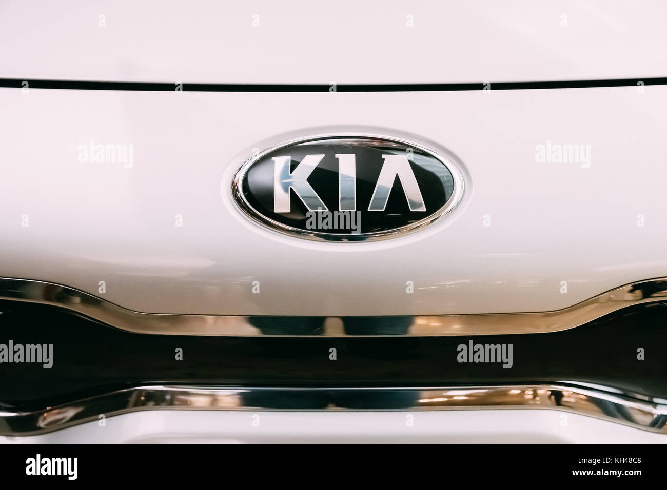 Vilnius, Lituanie - stptember 30, 2017 : Le logo ovale de Kia Motors à capot blanc de nouvelle Kia Rio voiture représentée dans le centre commercial de l'acropole. Banque D'Images