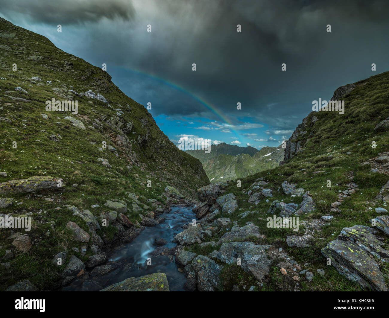 L'Italie du nord, la chaîne de montagnes, pics, Alpes, temps nuageux, ciel bleu, montagne, paysage, montagnes européennes Banque D'Images