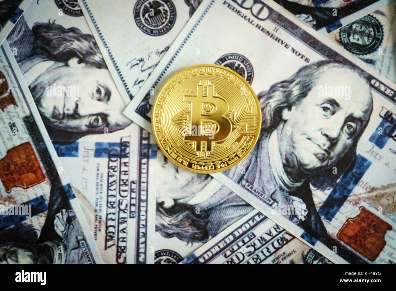Pièce d'or sur bitcoin hundred dollar bills Banque D'Images