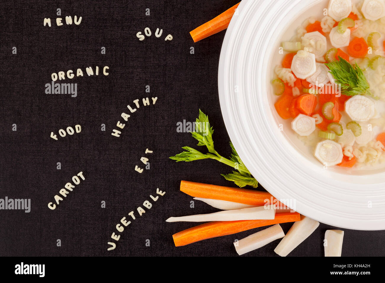 Soupe Aux Legumes Et Pates Alphabet Avec Des Lettres De Nouilles Ci Dessus Surface Sombre Gastronomie Fond De Bouillon De Legumes Le Bouillon Photo Stock Alamy