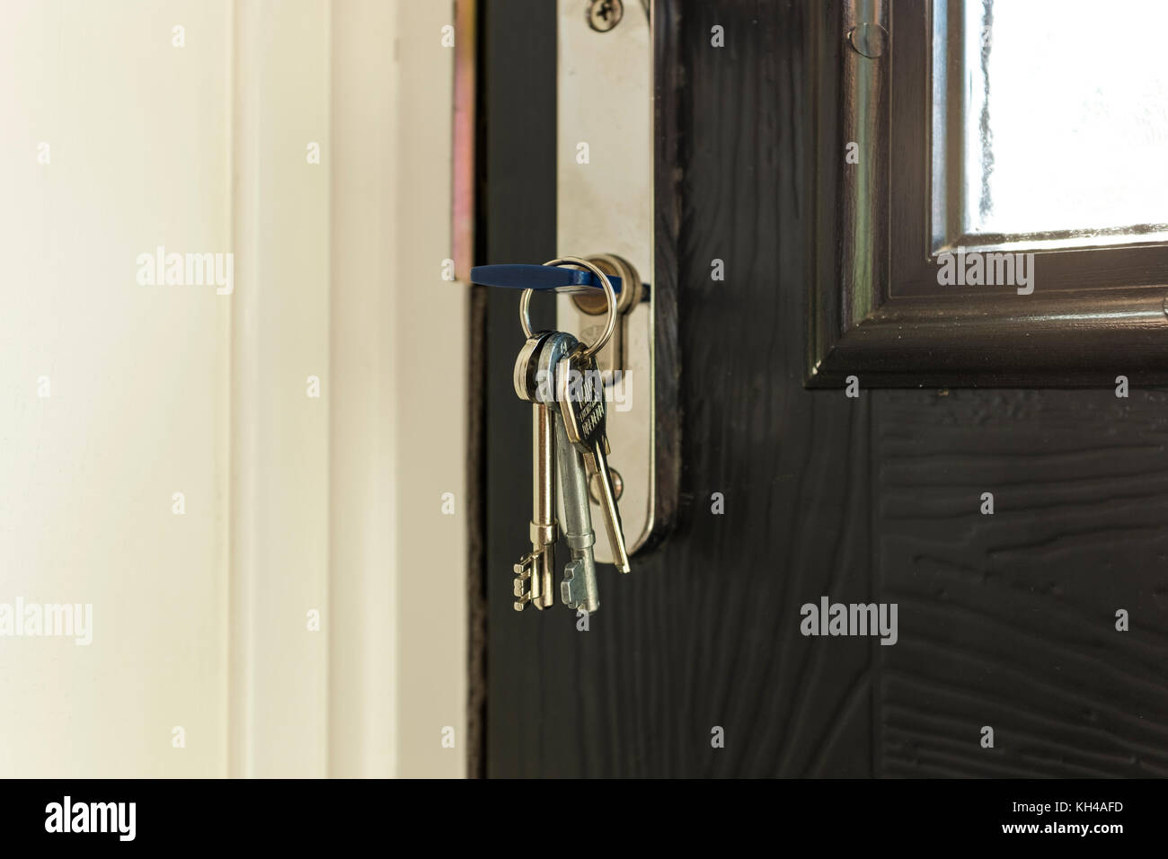 Close up of key en composite noir porte avant de chambre Banque D'Images