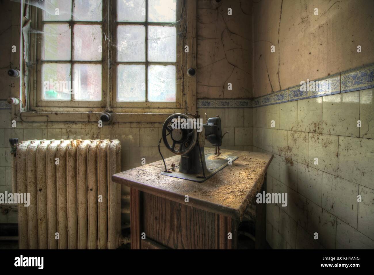 Liège, Belgique : images obsédantes révèlent les restes d'un manoir belge déserte qui semble être coincé dans les années 40. Terrifiante de photos afficher Banque D'Images