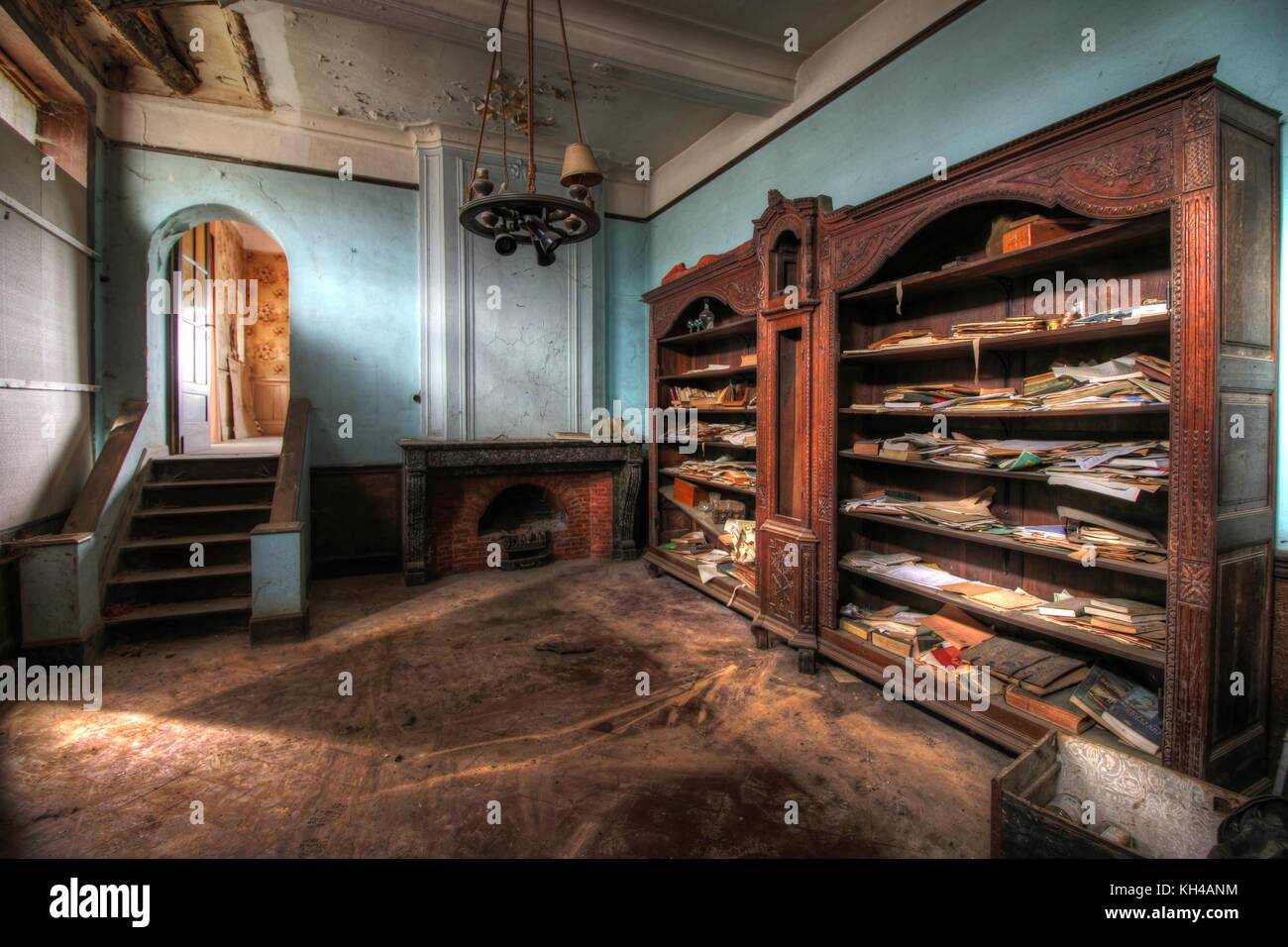 Liège, Belgique : images obsédantes révèlent les restes d'un manoir belge déserte qui semble être coincé dans les années 40. Terrifiante de photos afficher Banque D'Images