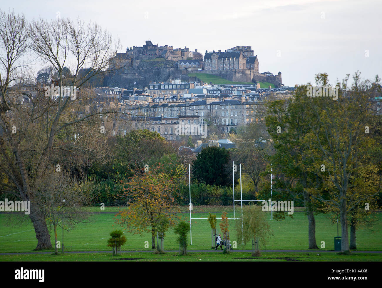 Une vue sur le château d'Édimbourg à partir de Inverleith Park, Edinburgh. Banque D'Images