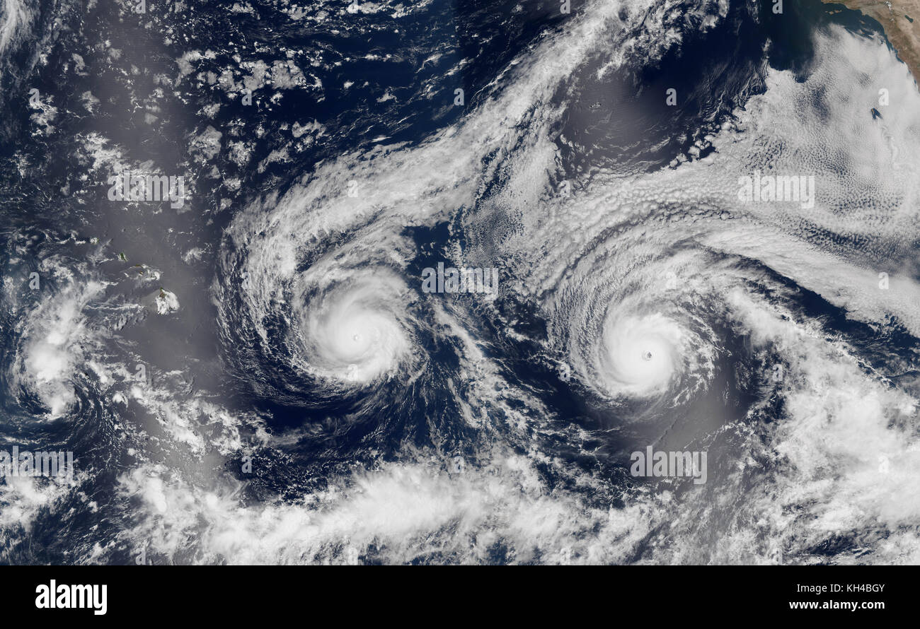 Photo composite d'ouragans de catégorie 3 et 4. 8-29-16. Les ouragans Madeline & Lester étaient entre cat 3 & 4 les tempêtes. Tvh à 11 heures 8-30-16, Madeline Banque D'Images