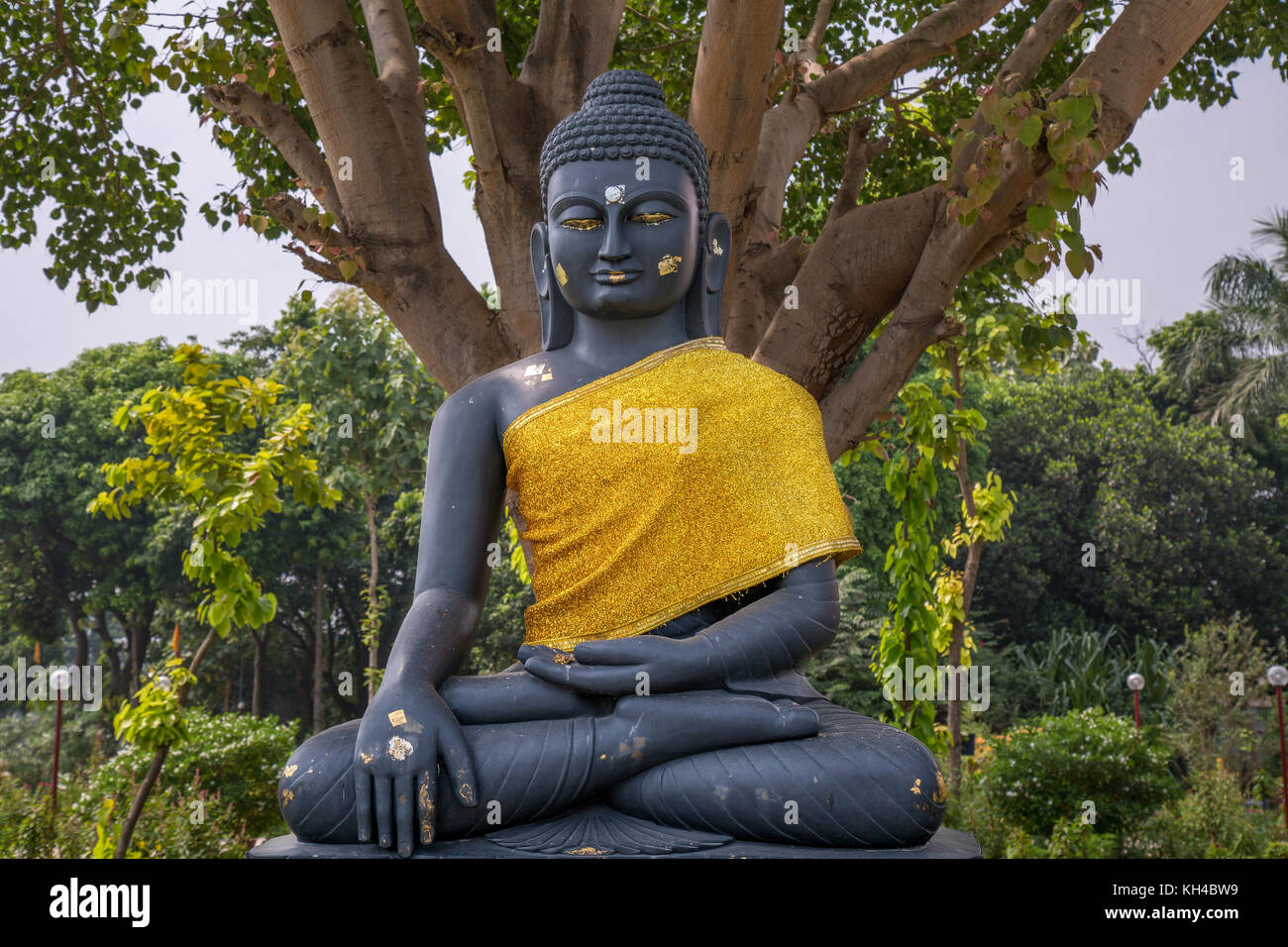 Gautam Buddha statue dans la méditation faite de granit noir à un monastère bouddhiste à Sarnath, Varanasi, Inde. Banque D'Images